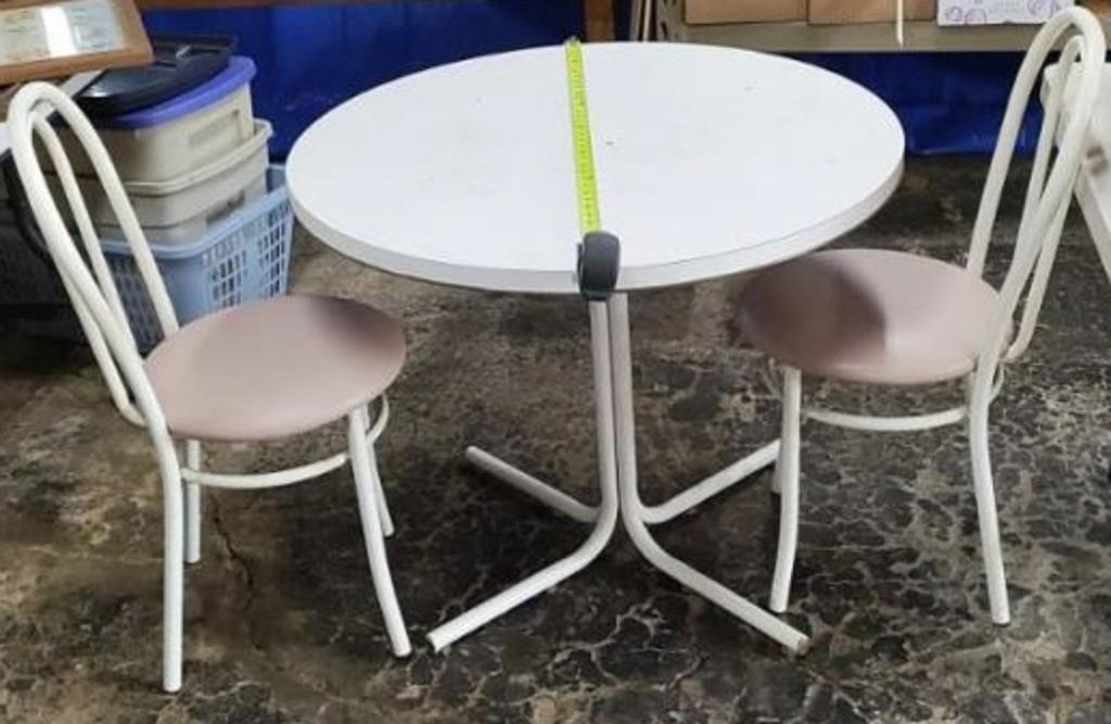 36-in Round Table w/2 Chairs.