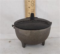 White Farm Sperry Vickers Cast Iron Bean Pot