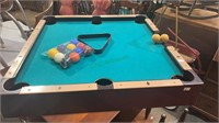 Small skeet ball pool table with 11 balls - no