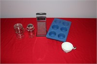 5 Pieces of Misc. Kitchen Items