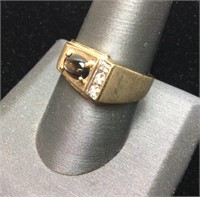 10KT GOLD RING, 4.3g DIAMOND CHIPS CABOCHON CENTER