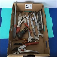 Assorted tools / hitch ball