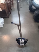 IT WORKS BROOM AND DUST PAN SET