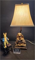 Lampe avec chien et bibelot de lapin