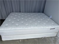 Like new queen size Sealy plush mattress &