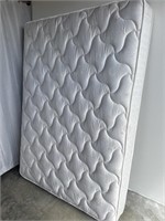 Full-size Sealy nighttime plush mattress. Clean!