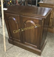 SMALL 2 DOOR CABINET W/ SHELF