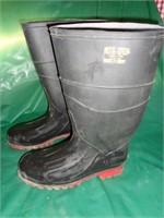 SIZE 12 MENS MUD BOOTS