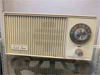 Vintage GE Solid State Radio - Working