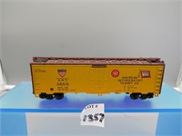 HO Scale Art 36016 Boxcar, missing two hatches