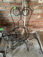 VTG TWISTED IRON METAL CHAIR NO SEAT