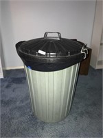 Approx 30 Gallon Trash Can with Lid