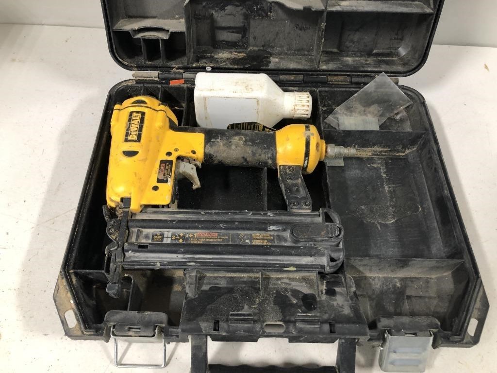 DEWALT AIR BRAD NAILER