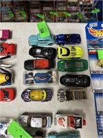 LOT OF 10 MIXED HOT WHEELS OR SIMILAR CARS