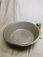 Aluminum Dish Pan 17" dia. 5" tall