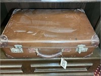 VINTAGE SUITCASE APPROX 24 IN X 15 IN X 8 IN