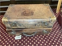 PAIR OF VINTAGE SUITCASES, 22 IN X 13 IN X 6 IN AN