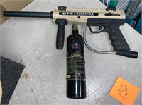 PAINTBALL GUN WITH TANK