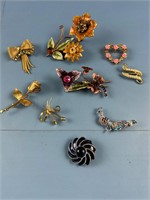 WOMEN'S COSTUME JEWLERY VINTAGE PINS / BROACHES