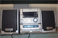 AIWA RADIO CD PLAYER W/SPEAKERS