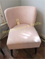 ACCENT CHAIR WITH PLEATING BACK