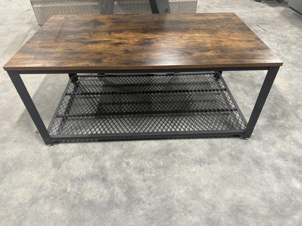 42x24x18 very nice sturdy coffee table
