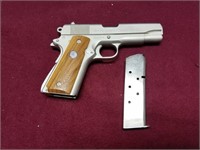 Colt Pistol,  Model Combat Commander W/mag 45