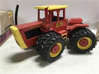 Versatile 825 1/16 Scale Tractor