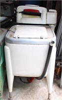 1960s WRINGER WASHER (WHITE)