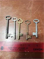 Set of 5 vintage skeleton keys