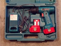 MAKITA 12V DRILL W/CASE, BATTERIES & CHARGER