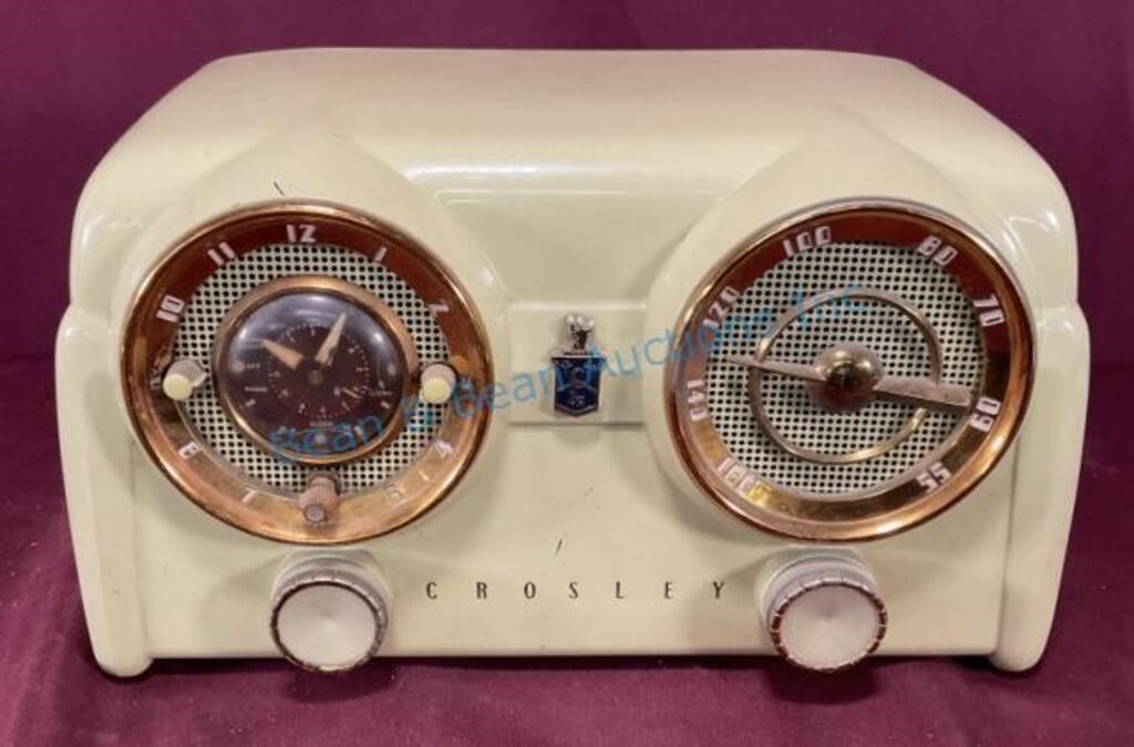 Vintage green Crosley radio