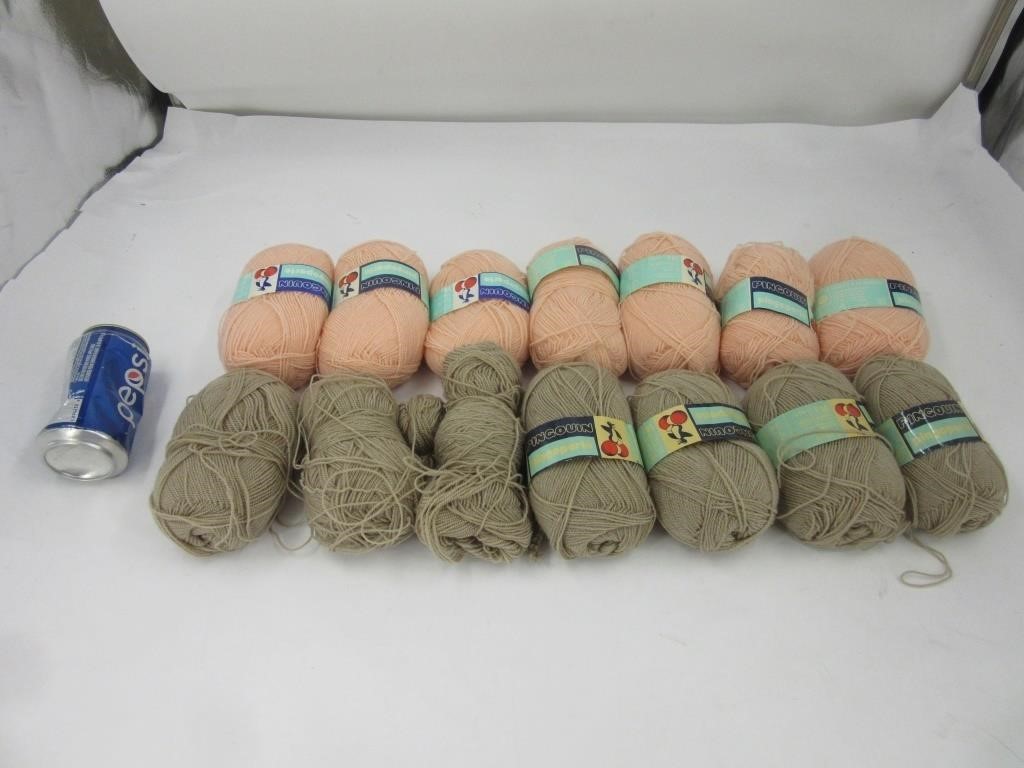 Plusieurs pelotes de laines neuves