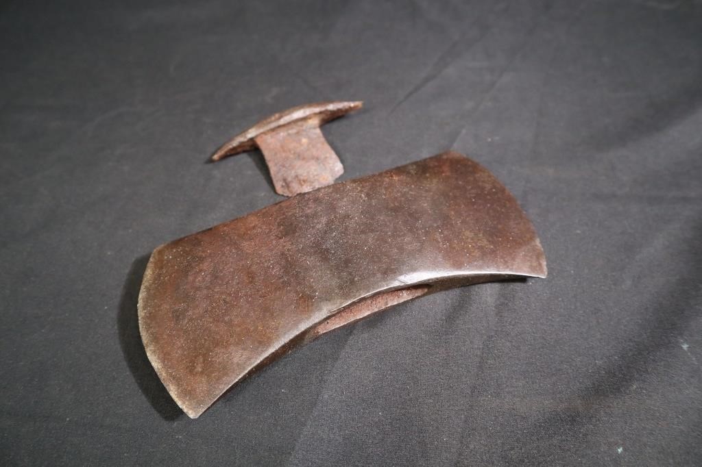 Double headed axe blade with wedge