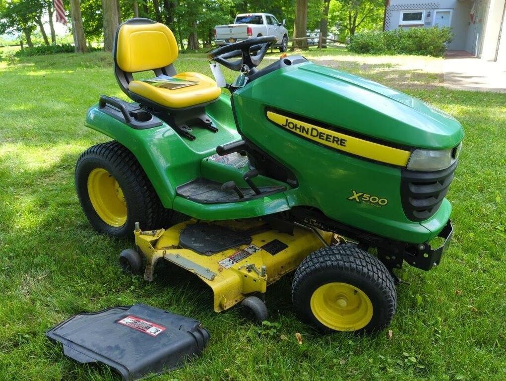 JOHN DEERE X500 RIDING LAWN MOWER W/ 54" DECK