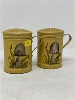 Mushroom salt and pepper shakers