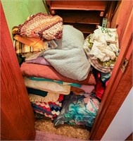 Contents of Closet- Lg Quantity of Blankets &