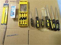 16 PIECE SCREWDRIVER & DRILL BIT LOT