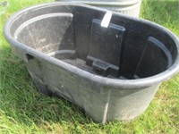 610) Plastic 100 gallon water trough