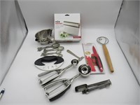 SELECTION OF KITCHEN UTENCILS