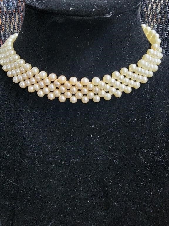 Exquisite  4-Row Pearl Style Cluster Collar