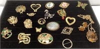Tray lot vintage and costume brooches includes