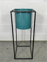 Metal Planter With Metal Stand