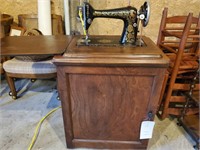 Old Singer sewing machine in excellent condition