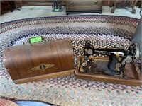 VINTAGE SINGER SEWING MACHINE W/ CASE