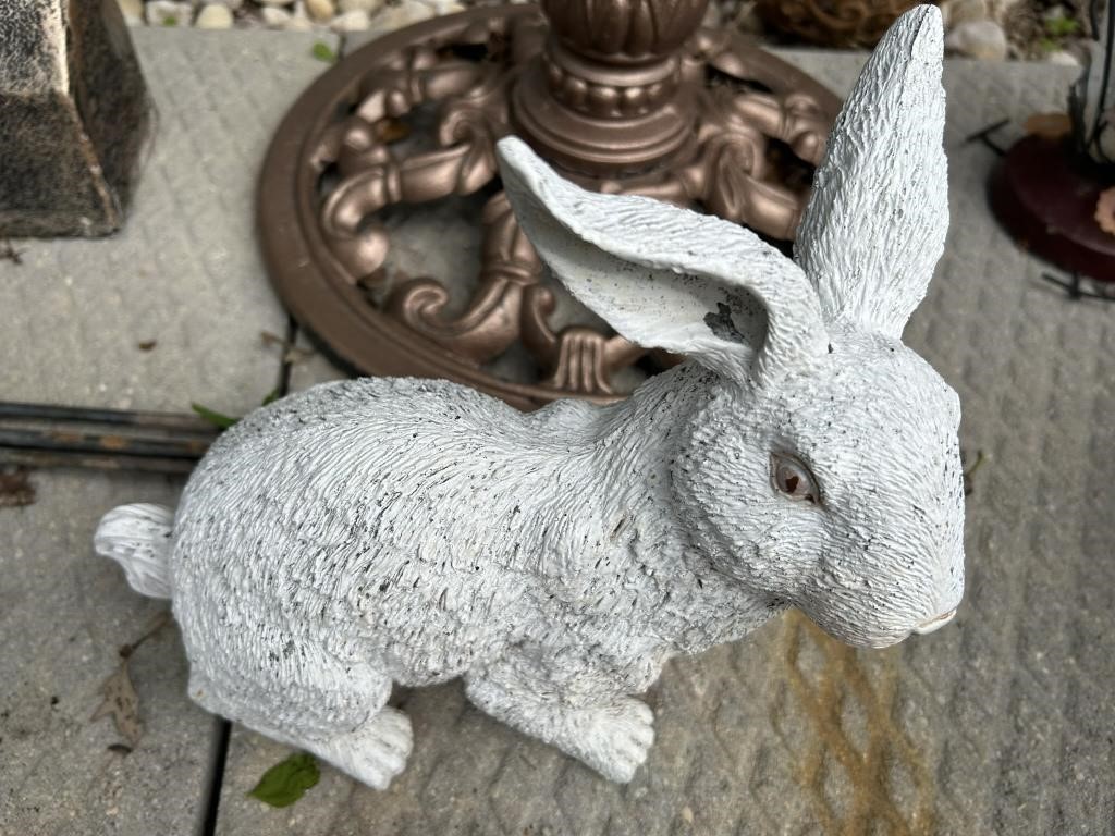 Rabbit Statue Garden / Lawn Art