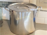 Stainless steel stock pot with lid