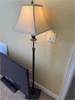 5 foot floor lamp, working all the way
