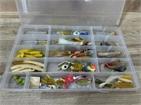 1 LARGE PLASTIC BOX OF ASSORTED FISHING LURES,