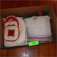 VINTAGE CHRISTMAS APRONS & CROCHETED HOTPADS >>>